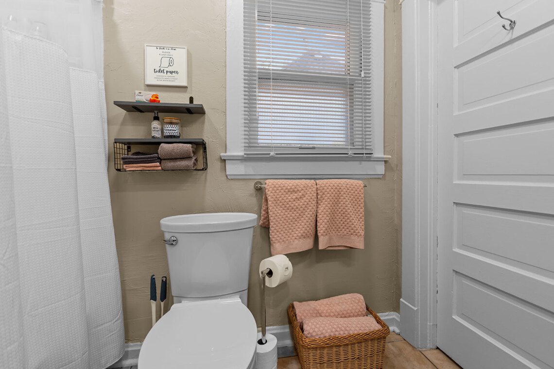 cairo st bungalow bathroom toilet shelving towels